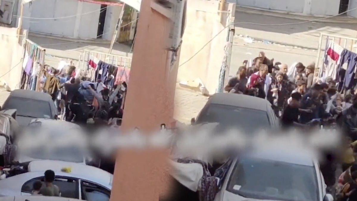 Beyaz bayrakla hastaneden çıkmaya çalışıyorlardı… Filistinlilere tanklı saldırı kameralarda