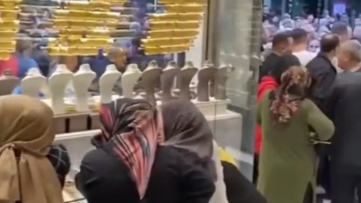 Altını olanlar toplanıp kuyumcuyu bastı! Dilan Polat dedikodusu Ordulu kuyumcunun başını fena yaktı