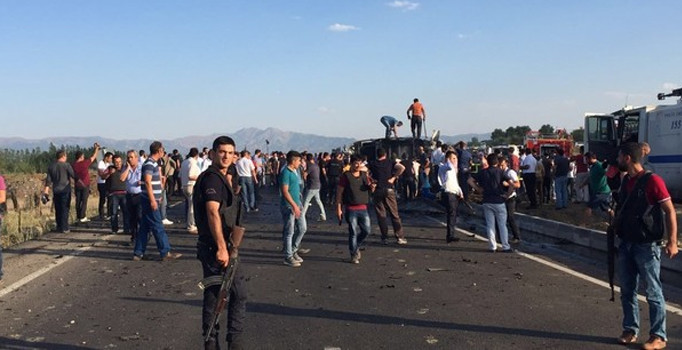 Bingöl'de çevik kuvvet aracının geçişi sırasında patlama: 6 polis şehit oldu - Son dakika haberleri