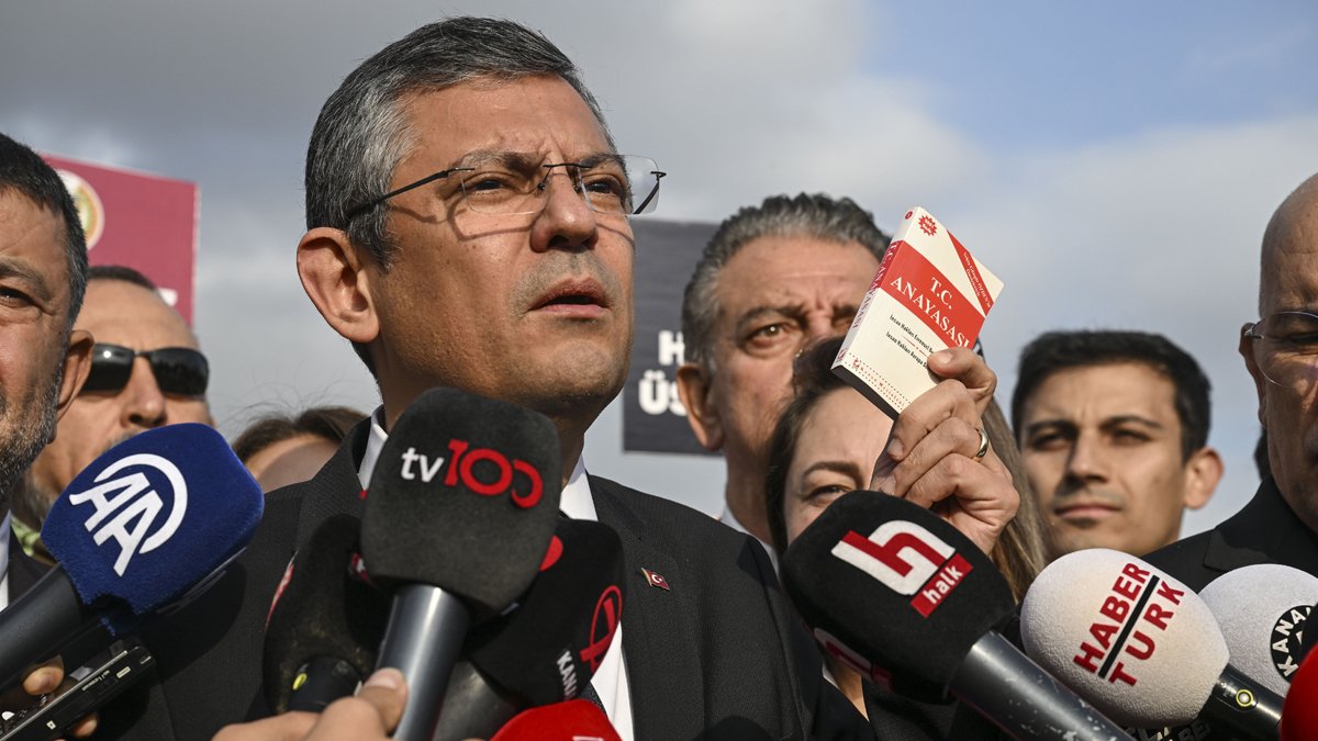 Özgür Özel'den Erdoğan'a 'AYM' tepkisi: Ateşle oynuyor, meydanı boş sanmasın