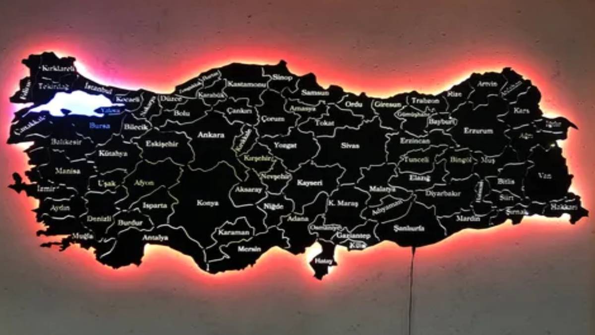 Kapınızı bacanızı iyi kilitleyin! Aç kalan ayılar her yeri tarumar etti...