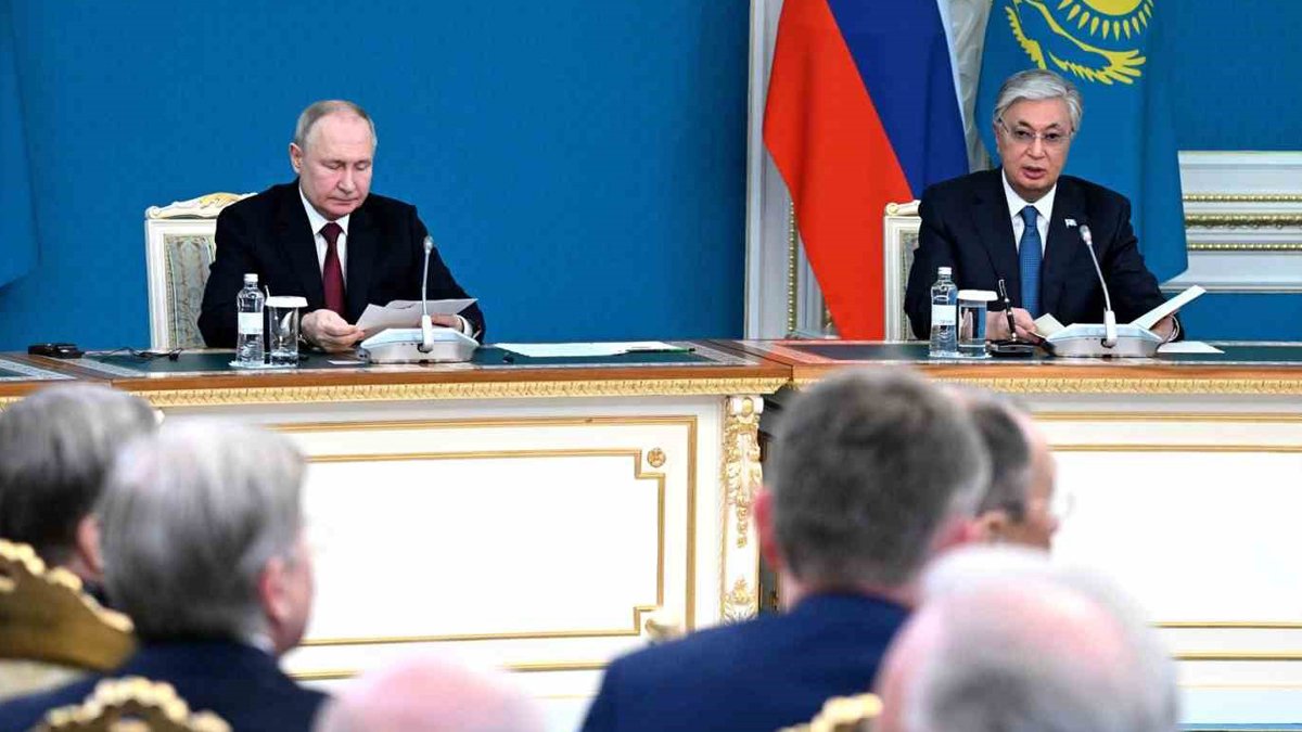 Tokayev özüne döndü: Kazak Türkçesini duyan Rus heyeti tercüme için kulaklıklara sarıldı