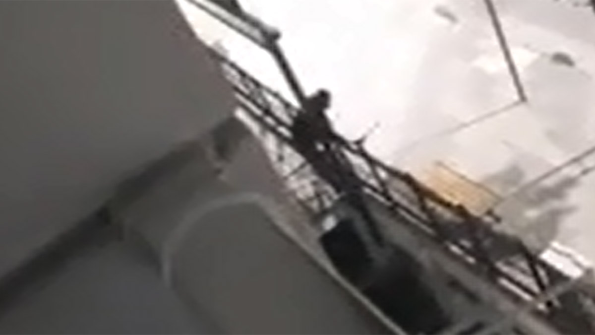 İstanbul'da dehşet anları! Yoldan geçenlere palayla saldırdı