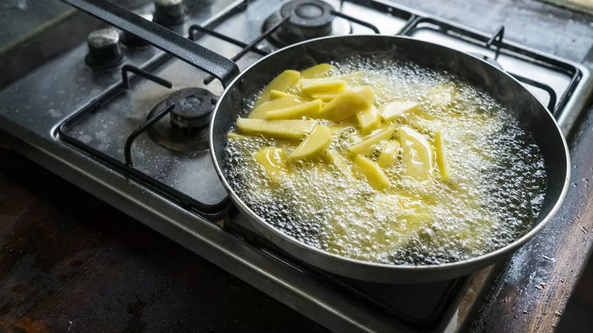 Kızartma sırasında bir damla bile yağ sıçratmamak meğer bu kadar kolaymış! Bu yöntem kızartmayı eziyet olmaktan çıkaracak