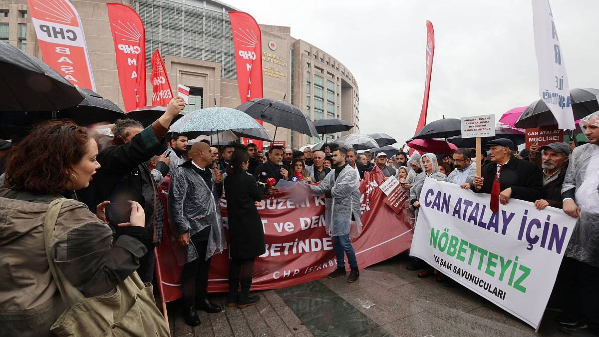CHP'den adliye önünde 'Can Atalay' eylemi: Anayasayı tanımamaya varan bir kalkışmadır