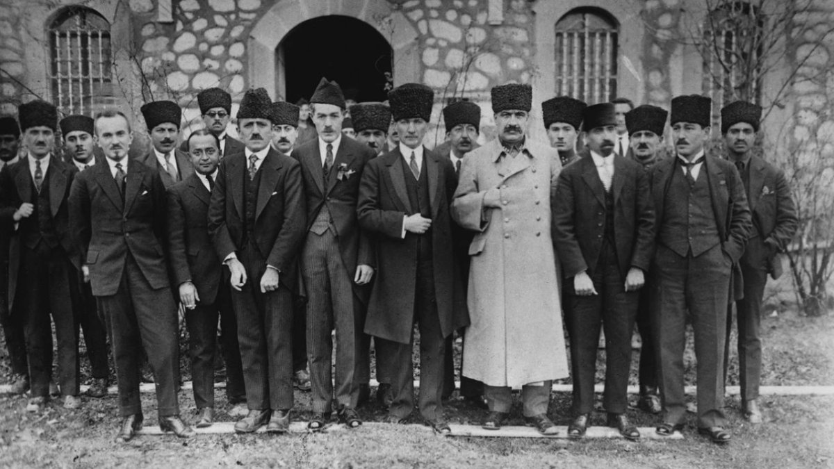 Saltanat Ne Zaman Kaldırıldı: Osmanlı İmparatorluğundan Türkiye Cumhuriyetine Geçiş