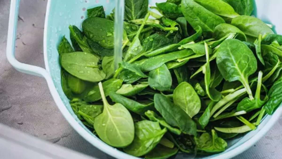 Ispanak temizleme derdine son: Aşçıların sırrı açığa çıktı! Toz ve topraktan eser kalmıyor