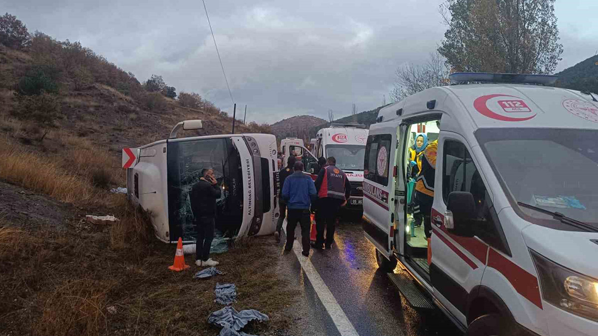 Lastiği patlayan otobüs kaza yaptı: 27 yaralı