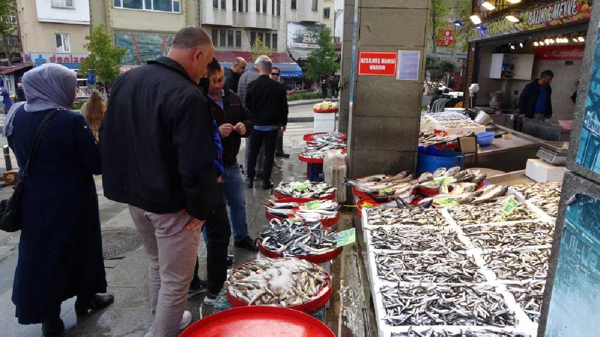 Balık tezgahlarında bereket zamanı! Hamsideki bolluk tüm fiyatları düşürdü: 3 kilosu 100 TL'den satılıyor