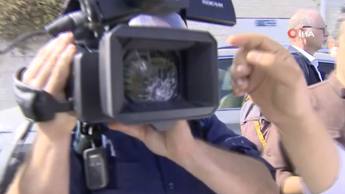 Sözlü ve fiziki saldırı! İsrail askeri TRT ekibinin kamerasını kırdı