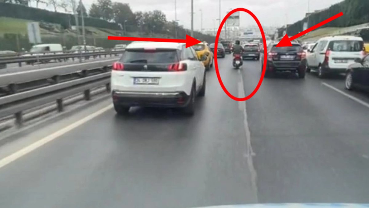 Yine bir ambulans, yine bir ambulansa yol verme çalışması! Motor sürücüsünün hareketi alkış topladı