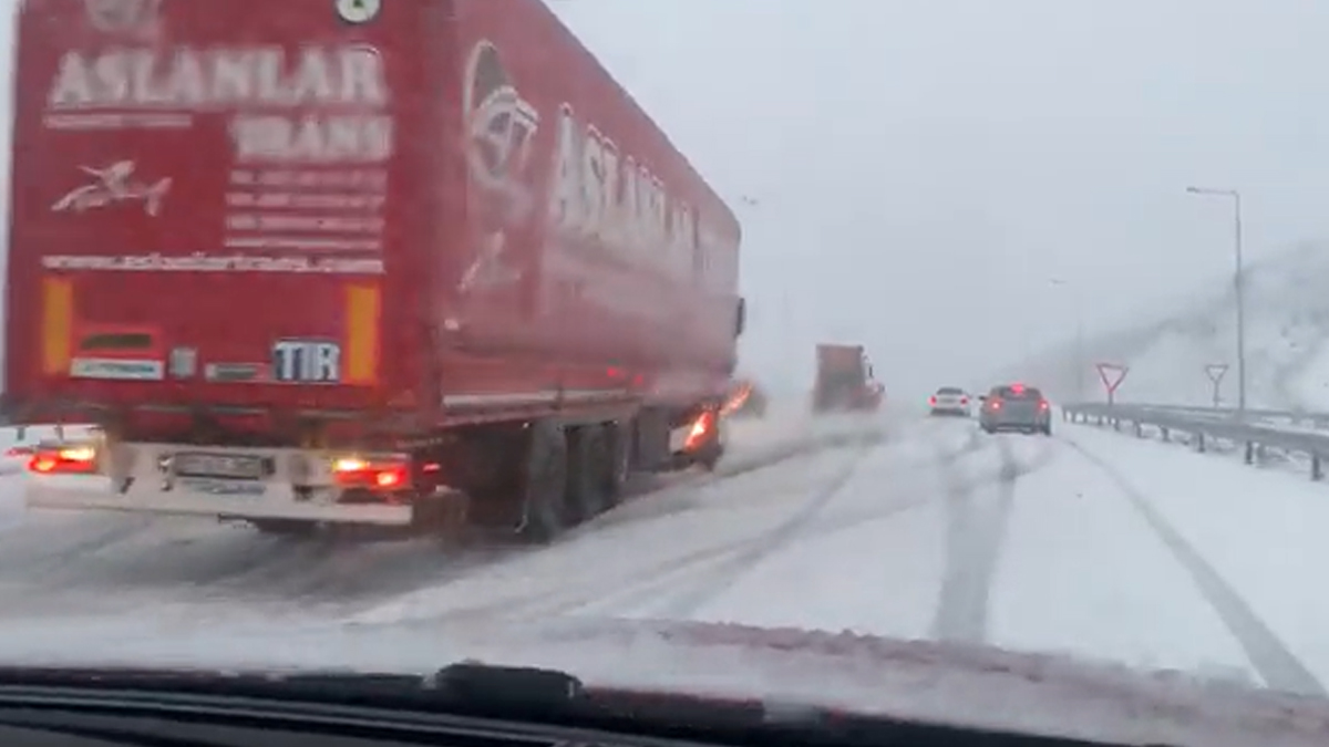 Kuzey Marmara Otoyolu'nda 'kar' çilesi: Yol kapandı, araçlar yolda kaldı