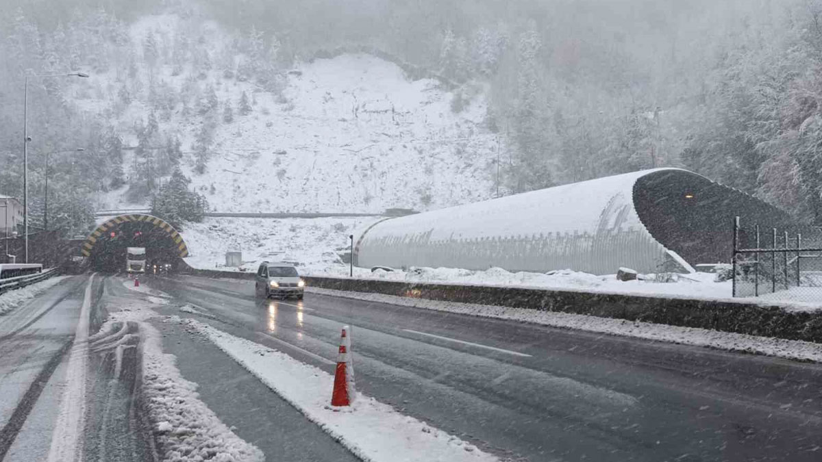 Bolu'da kar yağışı ulaşımı aksattı