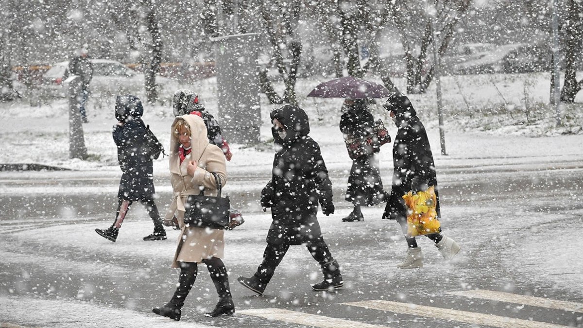 Eğitime yağış ve fırtına engeli: Birçok ilde okullar tatil oldu