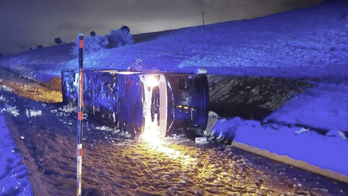 Kar yağışının yaşandığı Bingöl'de yolcu otobüsleri devrildi: Çok sayıda yaralı var