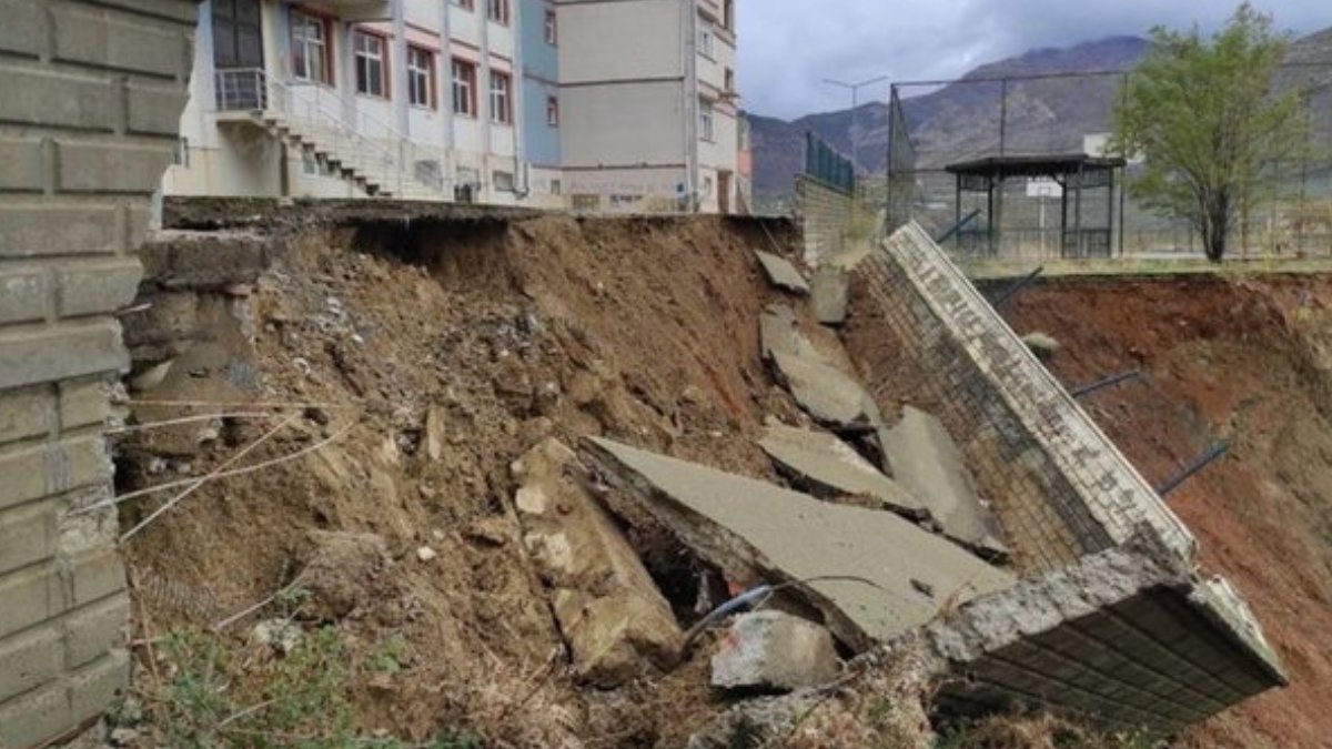 Batman'da inşaat yanındaki okulun istinat duvarı çöktü