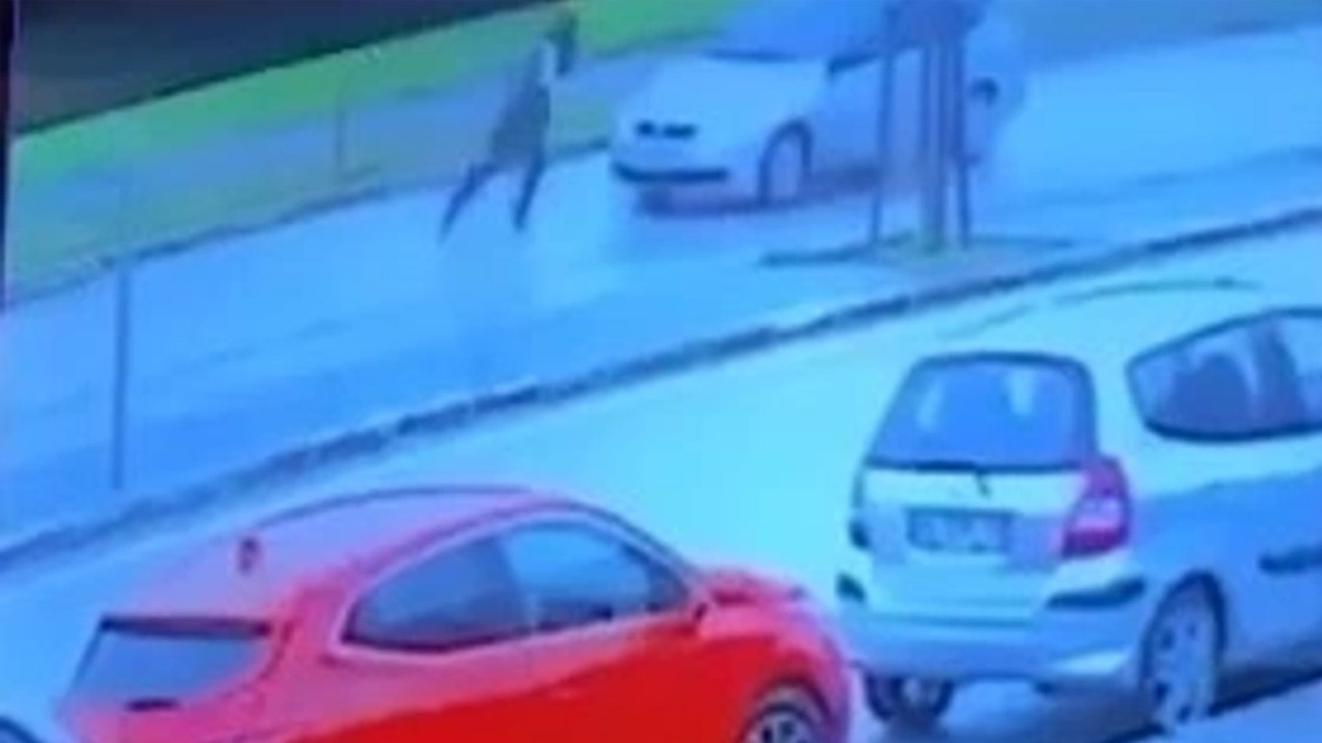 Kendini aracın önüne attı! Hırsızların yeni taktiği görenleri hayrete düşürdü