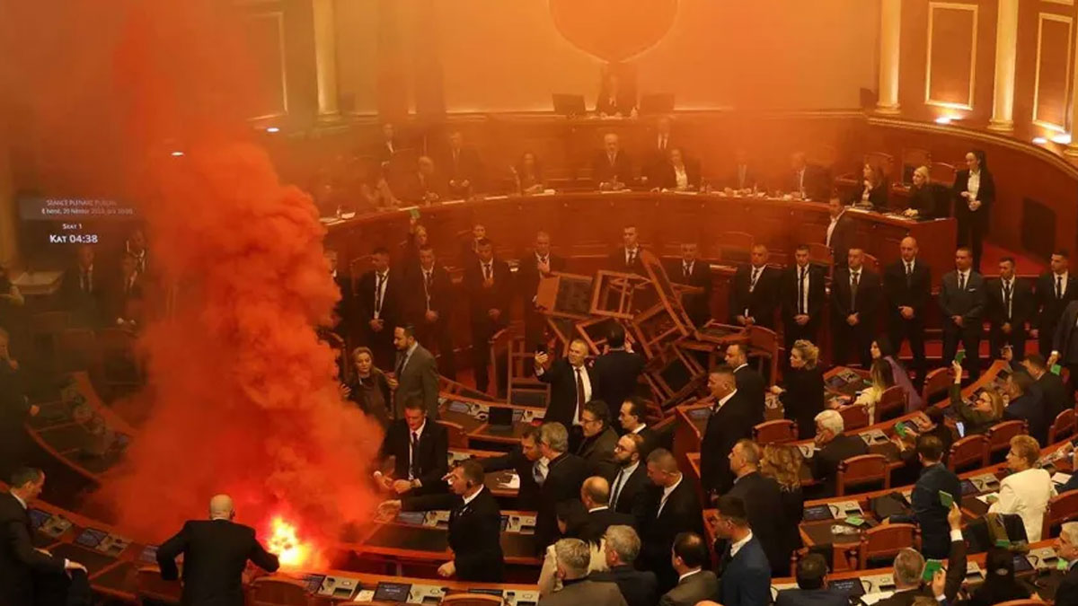 Arnavutluk'ta parlamento karıştı: Vekiller sis bombası attı