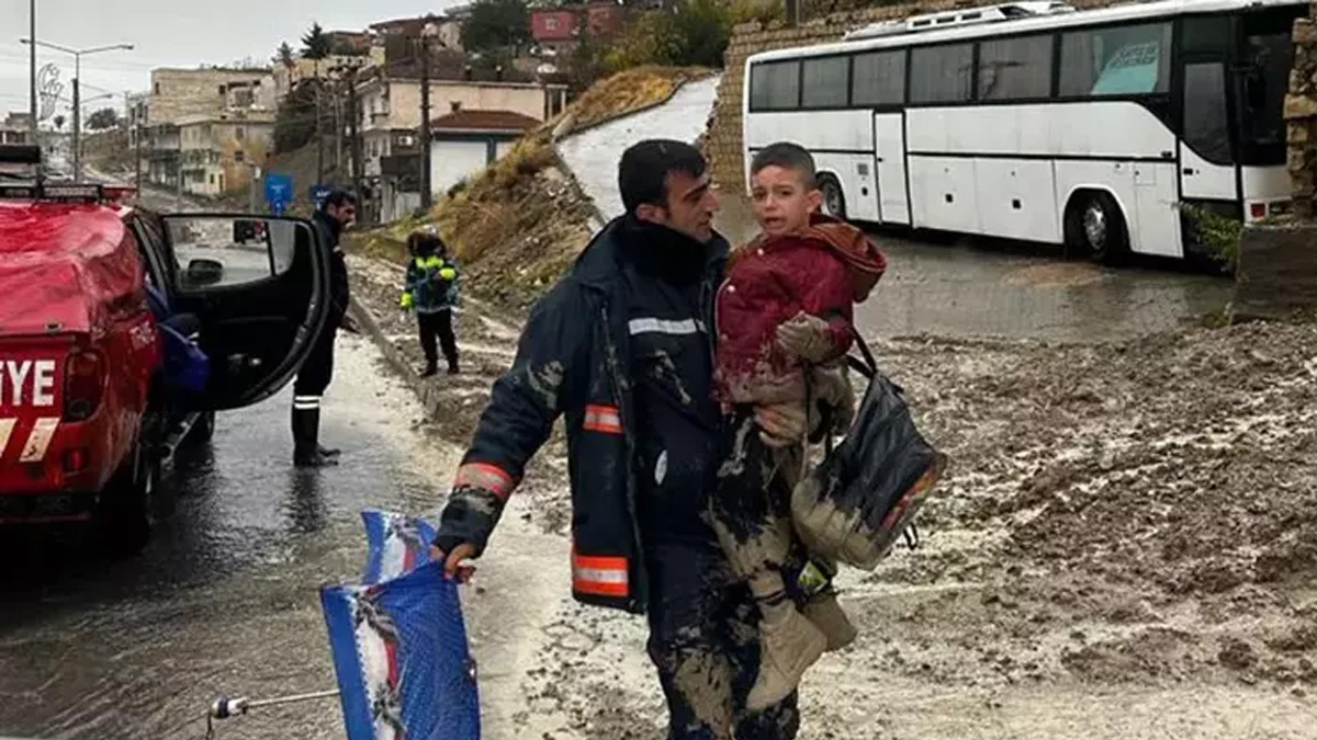 Sağanak yağış hayatı felç etti