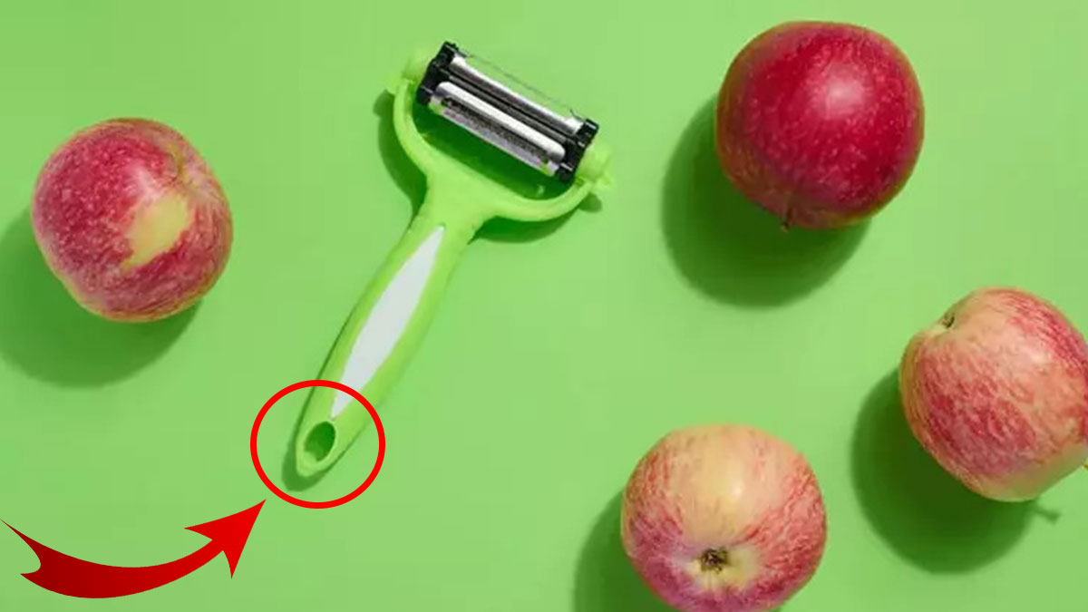 Meyve-sebze soyacağındaki delik meğer bu işe yarıyormuş! Zamandan ve emekten büyük tasarruf sağlıyor