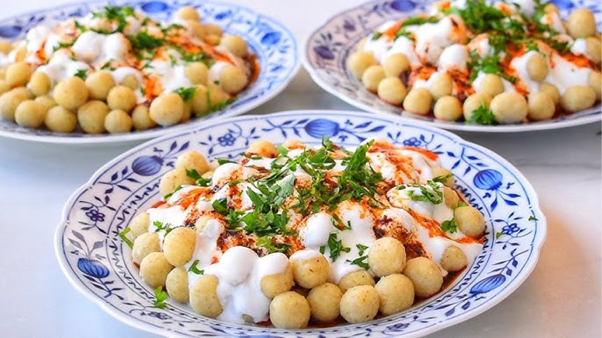 Bir bardak bulgurunuz varsa yemeğiniz hazır! Üstelik de çok hafif: İşte asla dağılmayan sarımsaklı yoğurtlu bulgur köftesi