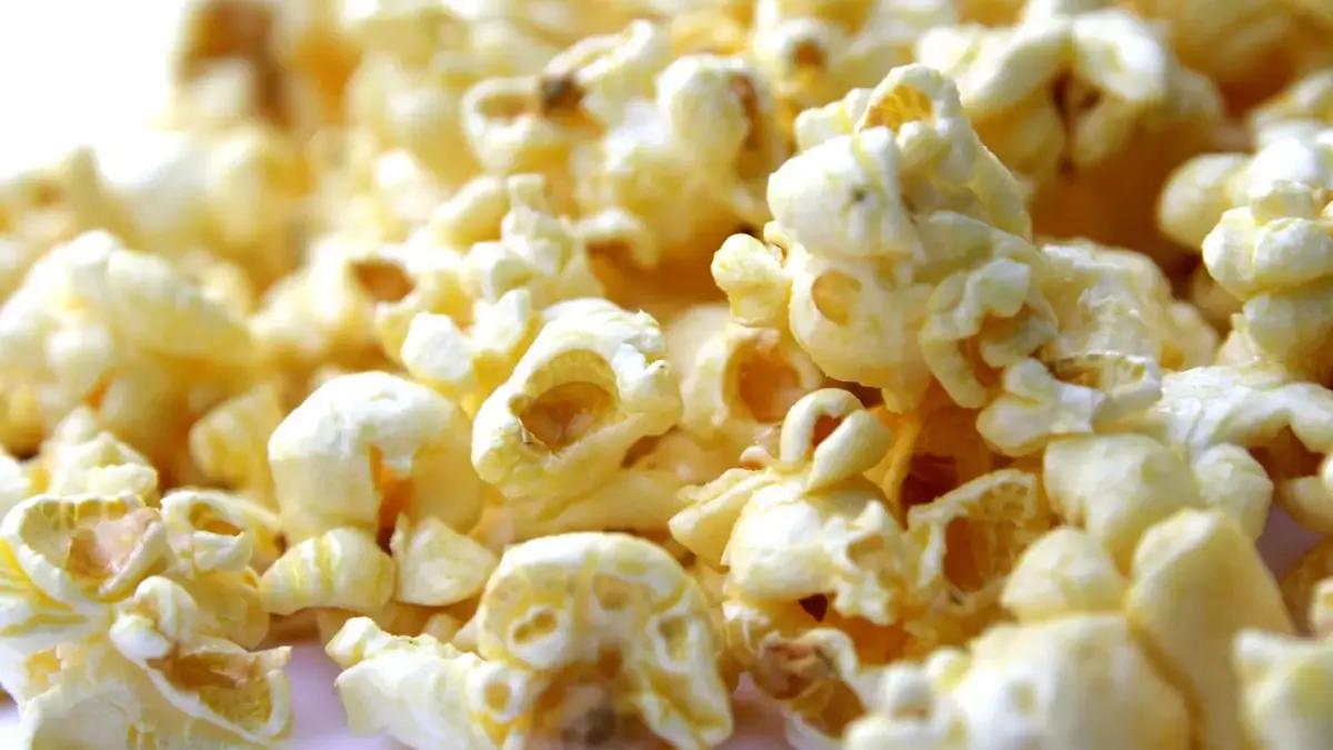 Sinema salonlarındaki gibi çıtır çıtır oluyor! Evde mısır patlatmanın püf noktası: Tüm lezzeti buradan geliyormuş