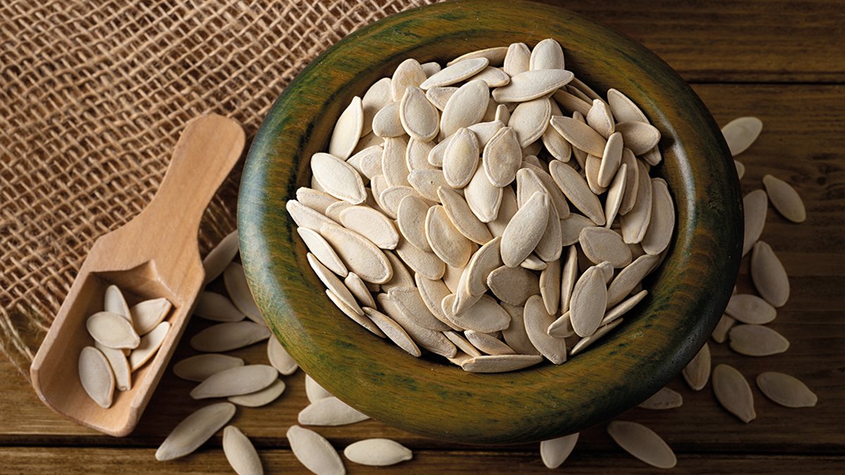 Faydalarını öğrenince soğuk kış akşamlarda avuç avuç kabak çekirdeği yiyeceksiniz! Yüksek besin değeri içeriyor