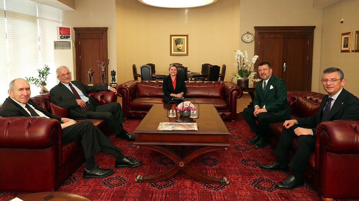 Özgür Özel, partisinin eski genel başkanlar ile görüştü