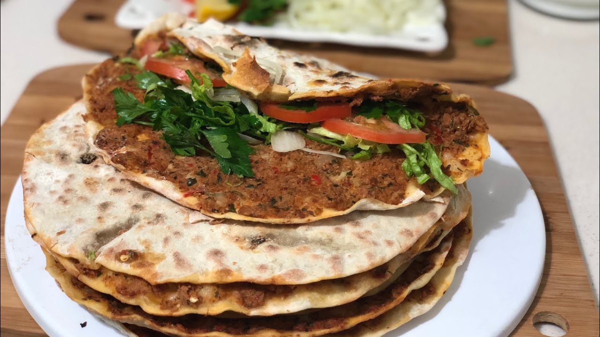 20 dakikada Antep usulü lahmacun yapın! Antepliler sizden tarifi isteyecek