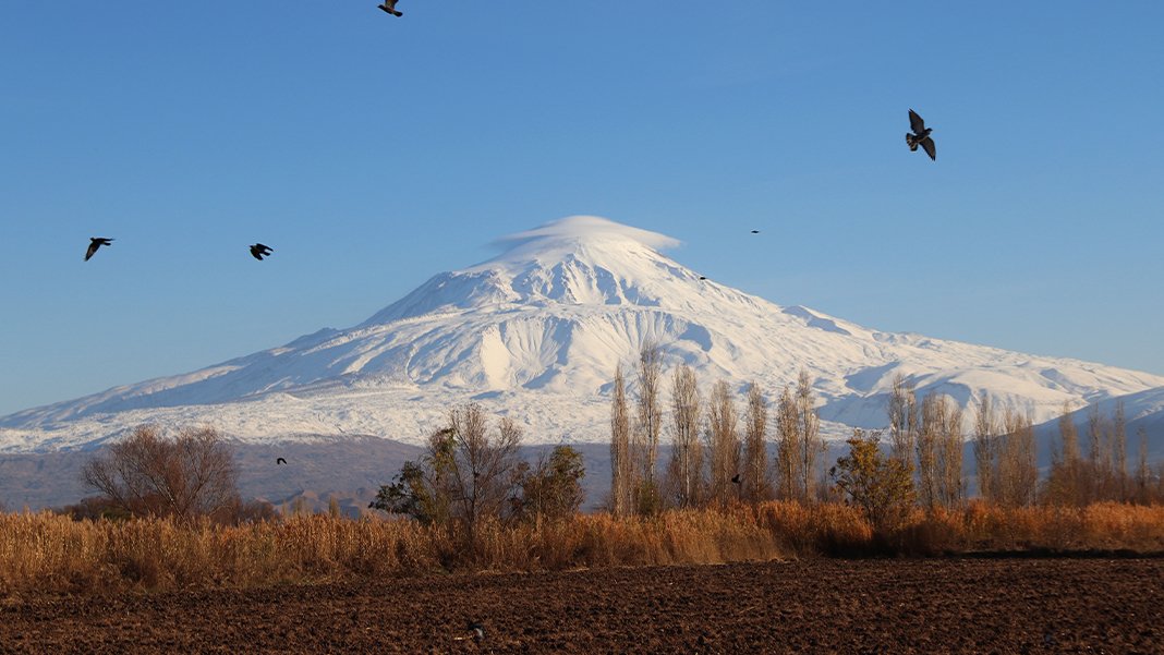 Ağrı Dağı'nın zirvesine mercek bulutu yerleşti