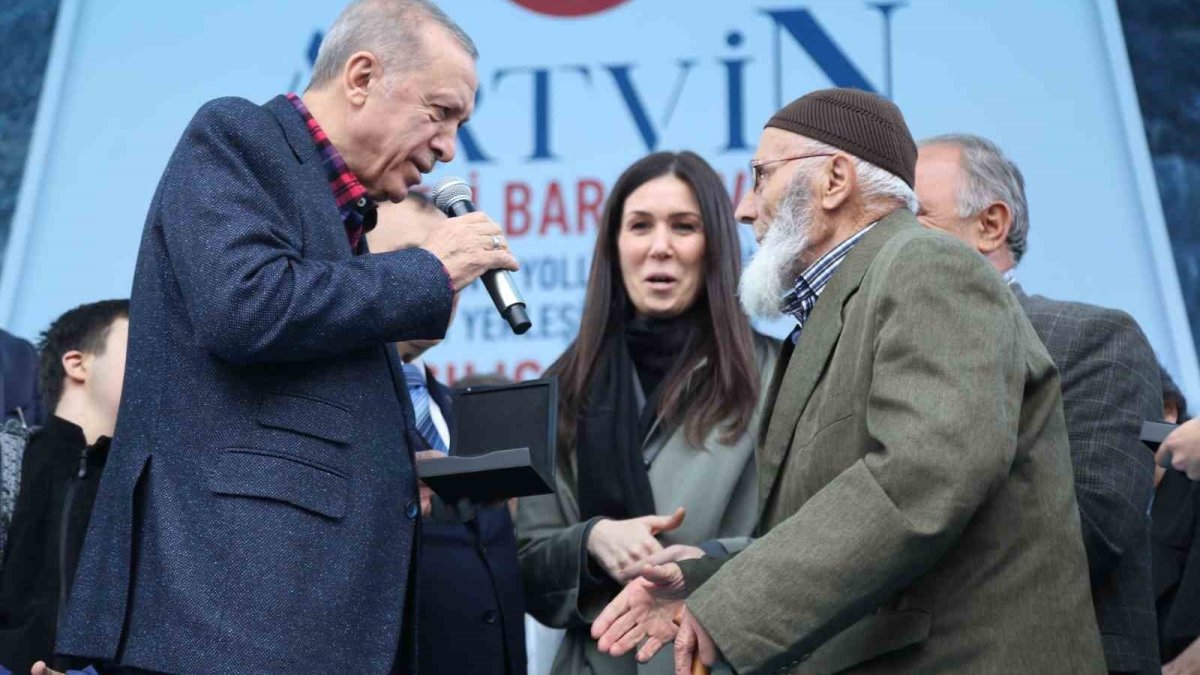 Cumhurbaşkanı Erdoğan Binali dedeye verdiği sözü tuttu! Bir yıl sonra kapısına kadar getirtti