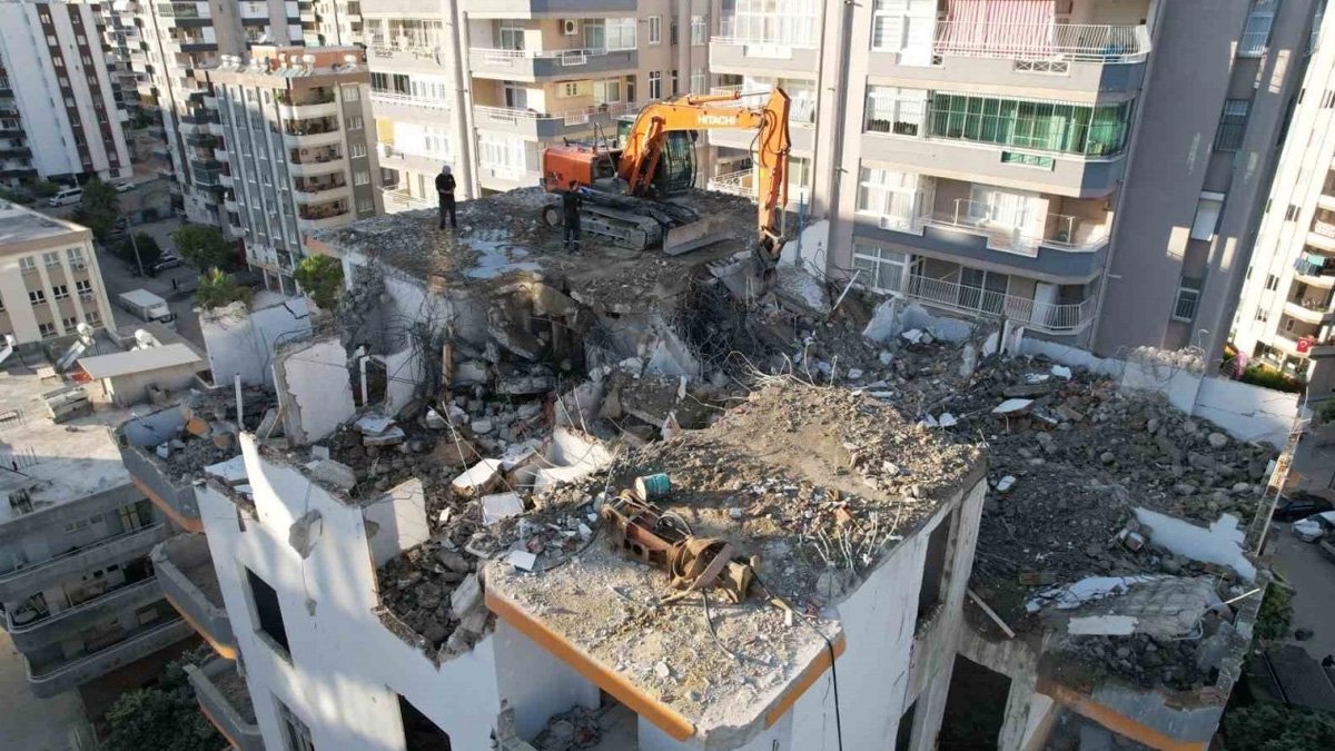 Yıkımı süren apartmanının kolonunda tepsi çıktı