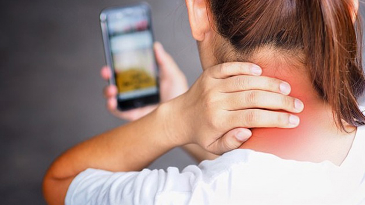 Telefonla konuşurken buna dikkat! Boynunuz tutulabilir