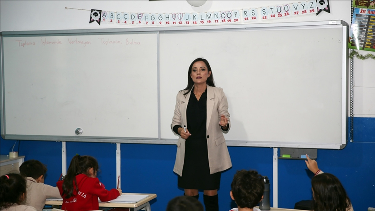 Evinin önünde sürpriz kutlama! Feride öğretmen öğrencilerinin desteği ile kanseri yendi