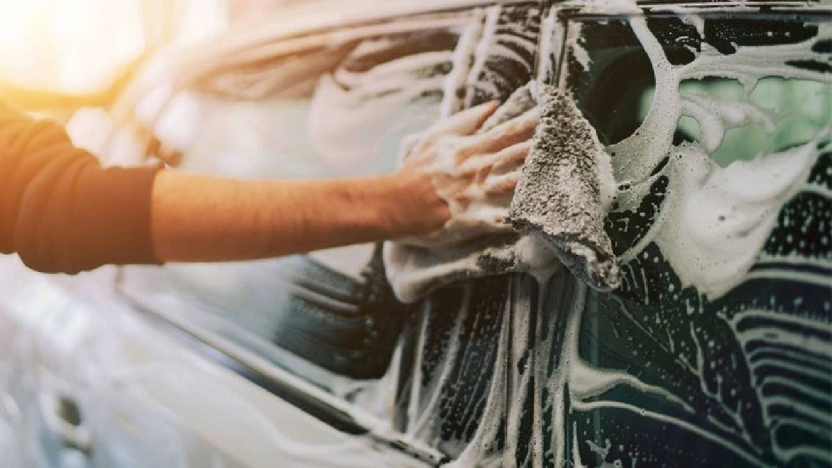 Orada artık araba yıkamak yasak! Arabasını kendi yıkayanlara ceza yağacak: Su kaynaklarını korumak için uygulama başladı