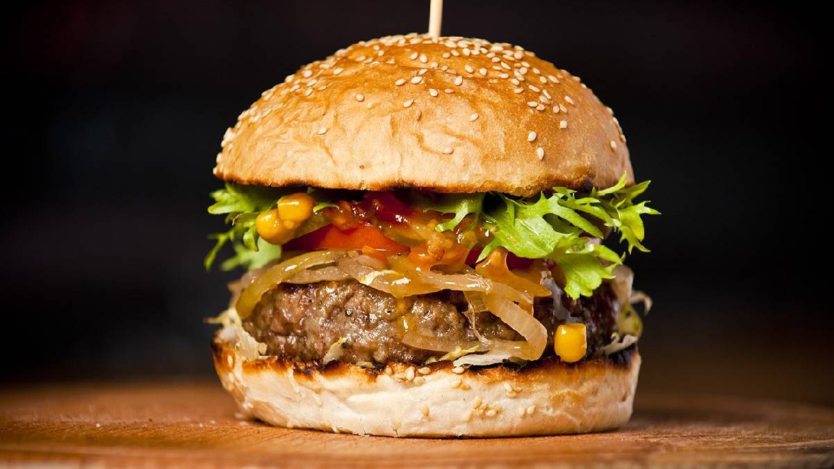 Hamburger yerken iki kere düşünün! İçinden öyle bir şey çıktı ki... Araştırma videosu izleyenlerin midesini bulandırdı