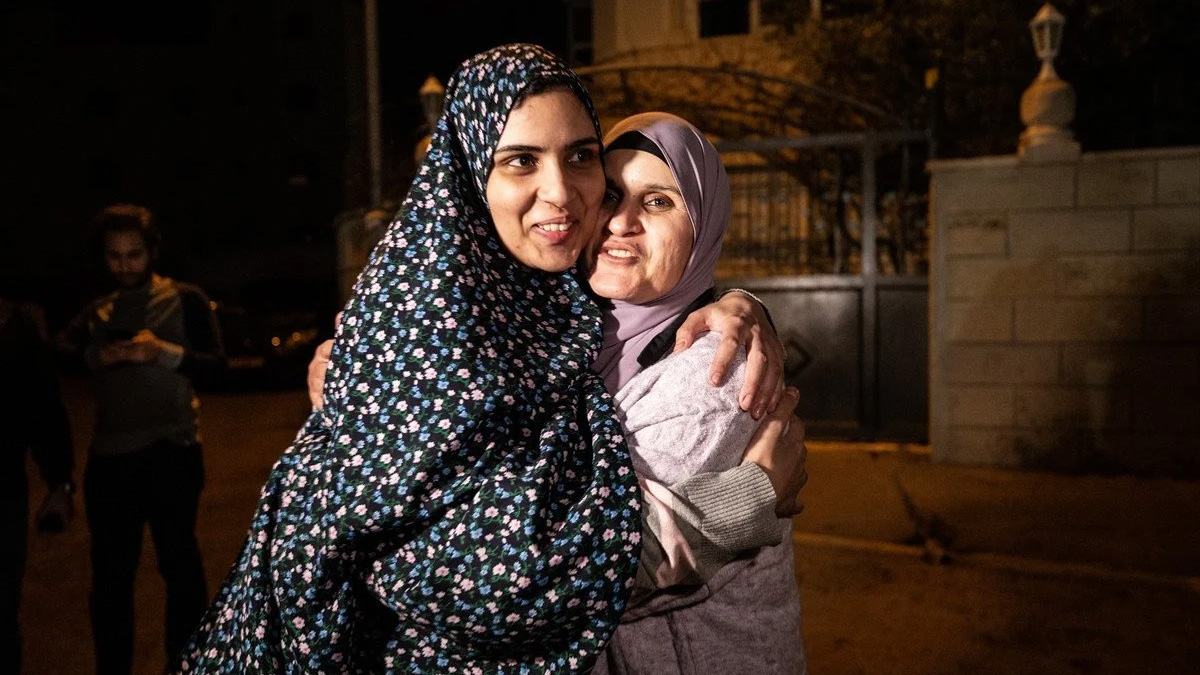 Büyük coşkuyla kutladılar! İsrail'in serbest bıraktığı Filistinliler ailelerine kavuştu