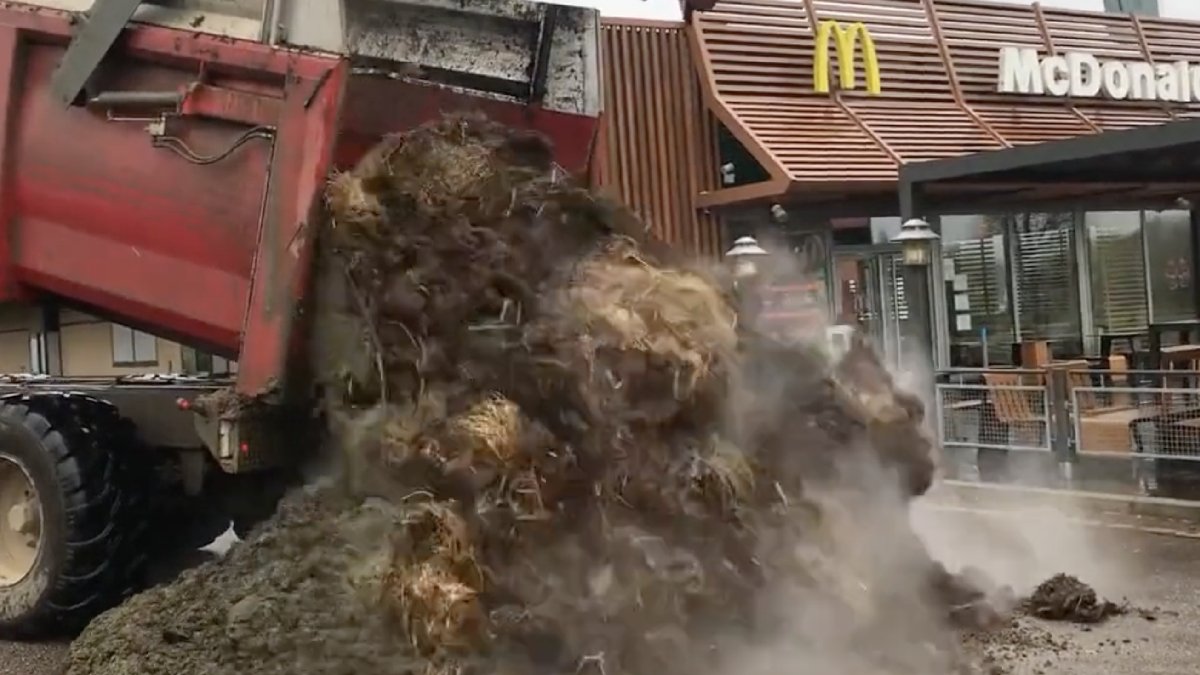 Fransız çiftçilerden ‘ithal et’ protestosu: Restoranın önüne gübre döktüler