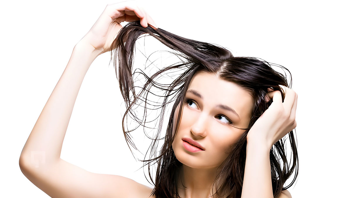 Soğuk ve kuru havalarda saçları adeta zırh gibi koruyor! Haftada bir kez sürüp 30 dakika bekleyin