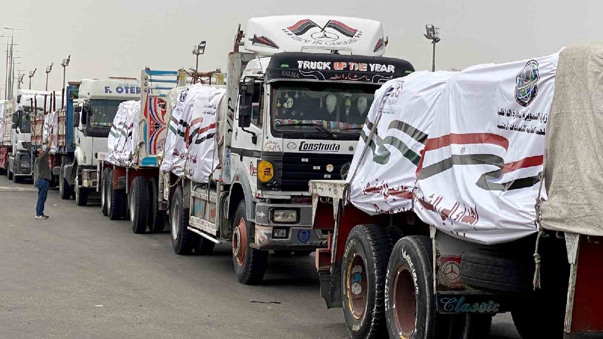 Katliama ‘insani arada’ 200 yardım tırı Gazze’ye geçti