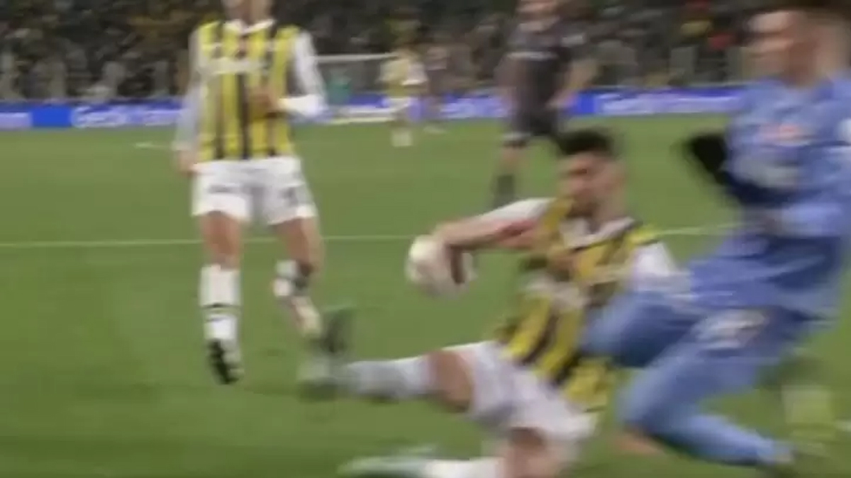 Samet Akaydın'ın pozisyonu penaltı mı? Hakemlerin hepsi tek görüşte birleşti... Fenerbahçe-Karagümrük maçının kırılma anı!