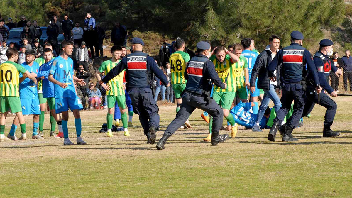 Hakeme kafa atan futbolcuya şaşırtan ceza! Futbol dünyasında böylesi ne görüldü, ne duyuldu