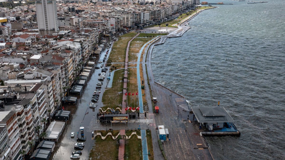 Fırtınanın yerle bir ettiği İzmir için korkutan senaryo: Önlem alınmazsa Basmane'ye kadar...
