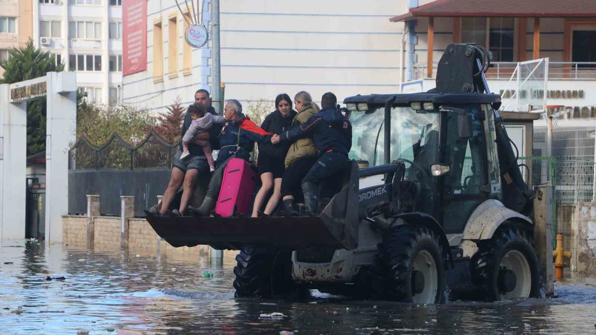 Mahsur kalanların imdadına iş makineleri yetişti
