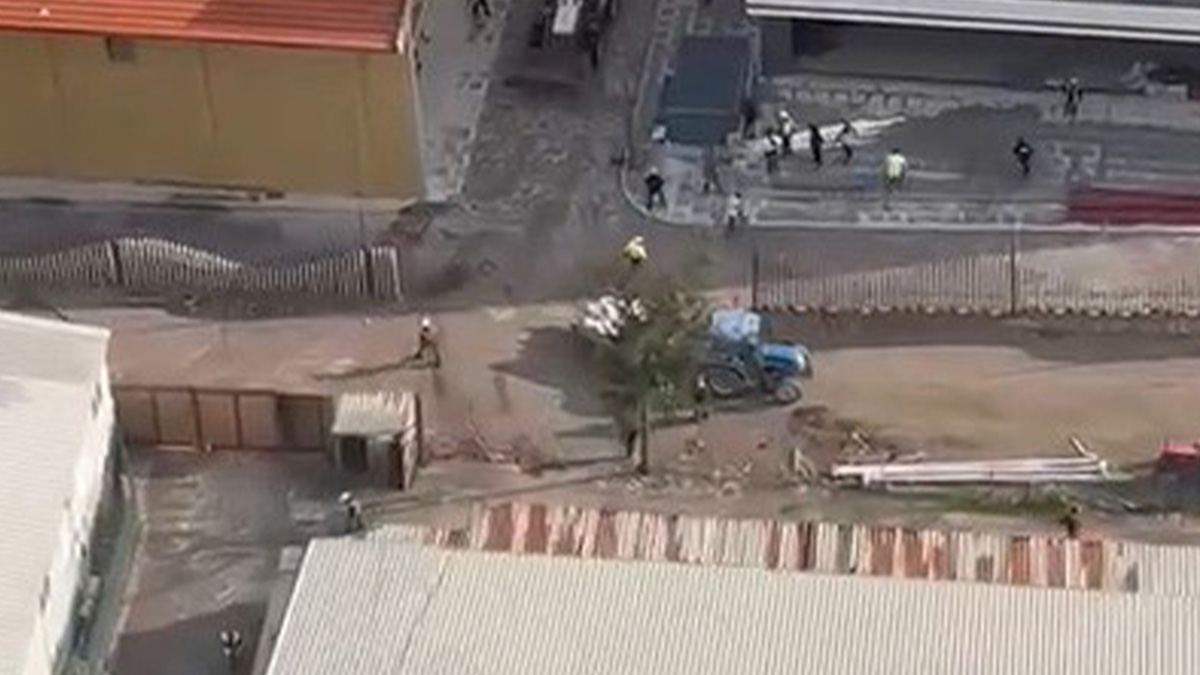 2 işçi hastanelik oldu! Kızgın kepçe operatörü dehşet saçtı