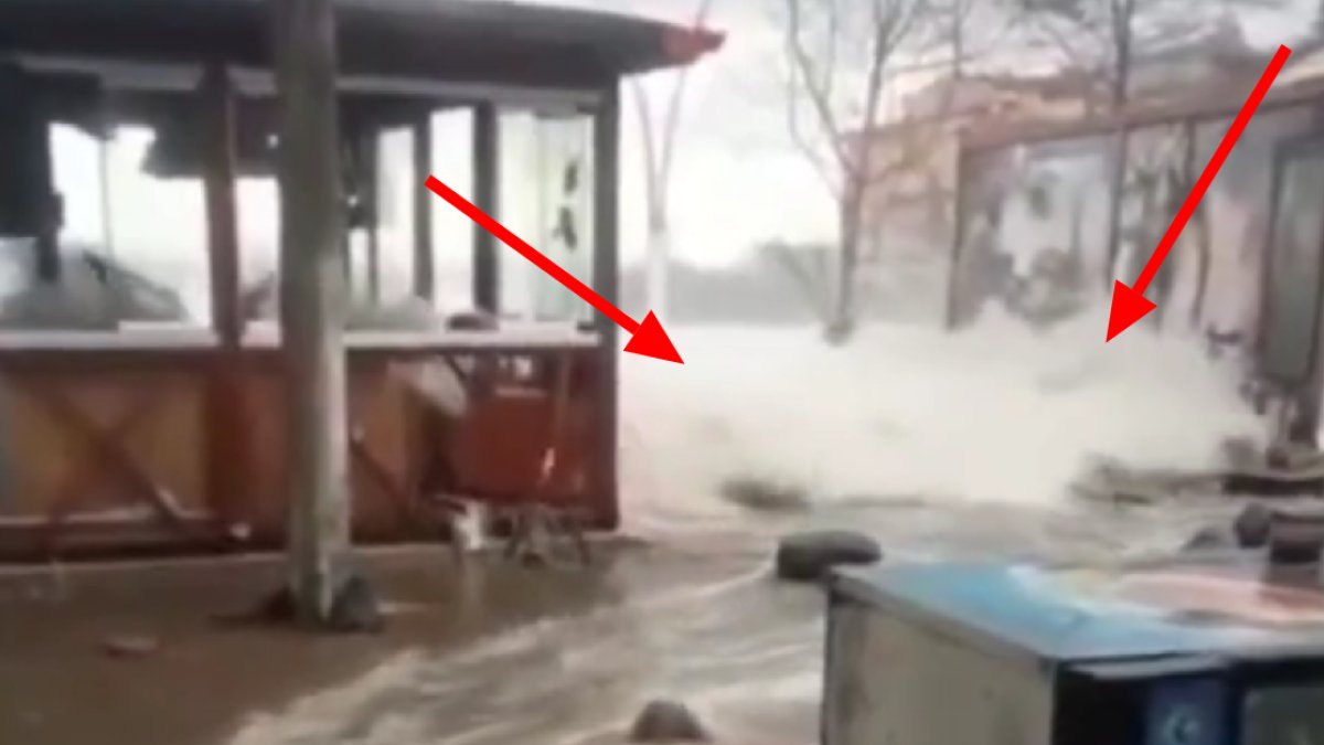 Karadeniz'de tsunami şoku! Dev dalgalar şehre böyle girdi... Uzmanlar günler öncesinden uyarmıştı