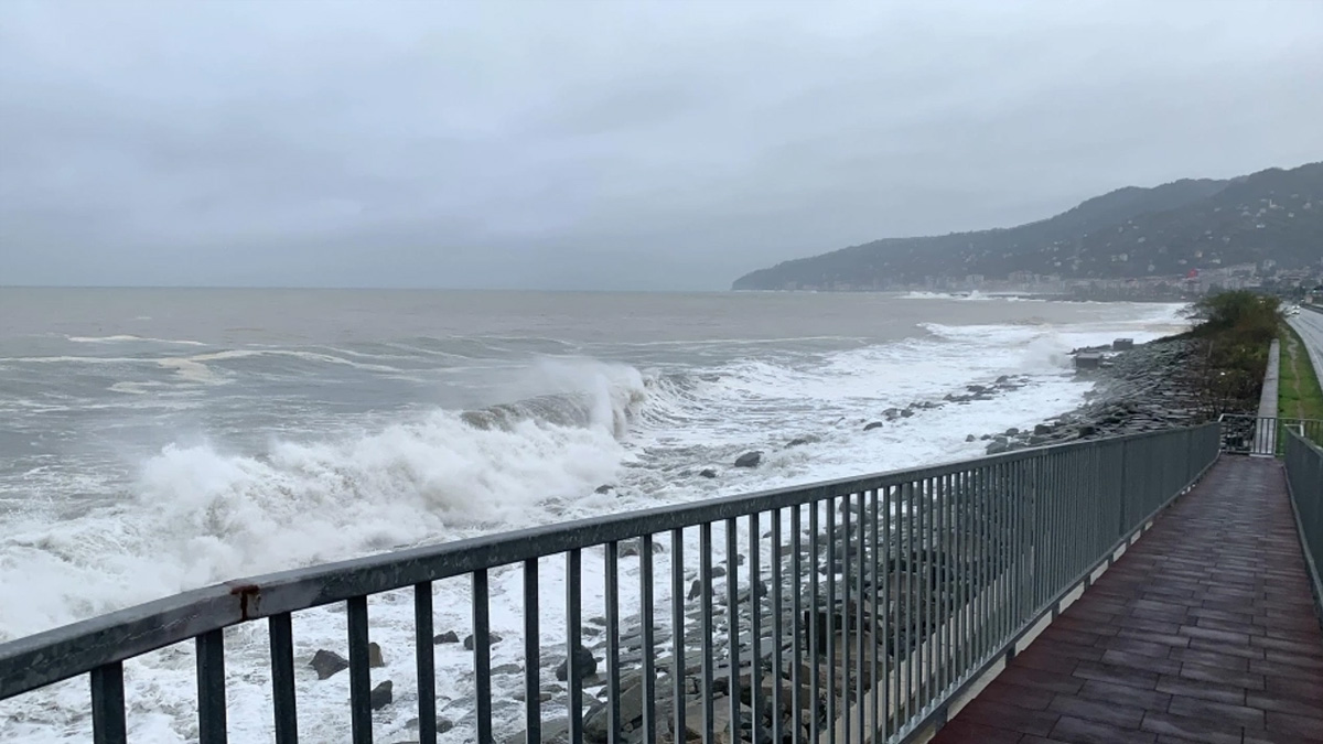 Karadeniz sahil yolu dev dalgaların altında kaldı