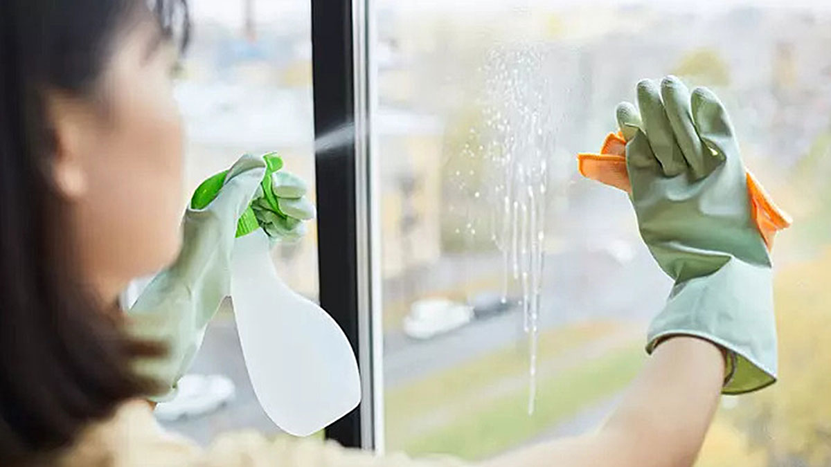 Bir su bardağına 250 gram karıştırıp camları böyle silin! Bu yöntemle pencerenizde yağmur suyu lekesi asla olmayacak