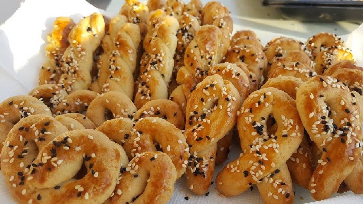 Hem ağızda dağılıyor hem de bayatlamıyor! İşte pastanedekilere taş çıkartan tuzlu kurabiye tarifi