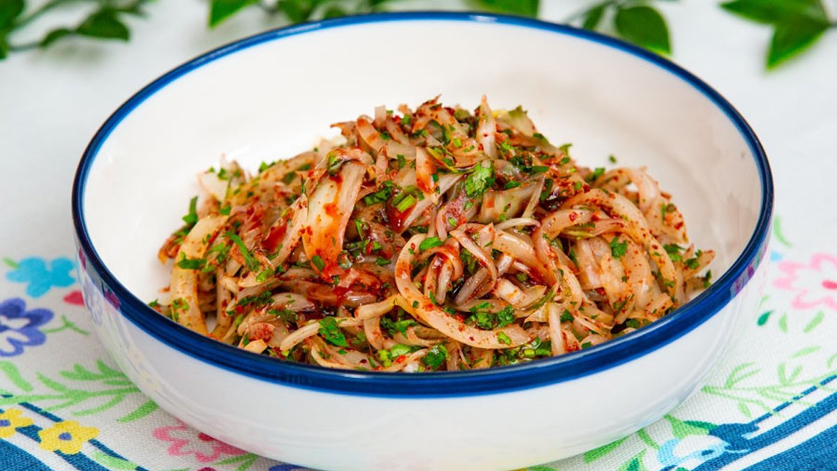 Her yemekle gidiyor! Lokantaların meşhur soğan salatası tarifi: Hem hastalıksavar hem lezzetli